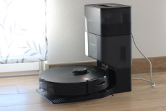 Der Q5 Max+ beim Andocken: Die robuste Bauweise der Station und die automatische Staubentleerung erleichtern die Nutzung spürbar. (Foto: Testsieger.de)