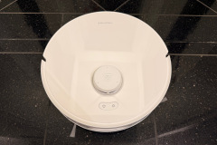 Der fest verbaute LiDAR Turm auf der Oberseite ermöglicht eine zügige und präzise Erstkartierung. Wer den Roboter unter niedrigen Möbeln einsetzen möchte, sollte die Höhe von 11,9 Zentimetern vorab nachmessen, da der Turm nicht einfahrbar ist. (Foto: Testsieger.de)