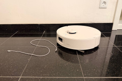 Im standardisierten Hindernistest erkennt der Roboter ein Ladekabel zuverlässig und meidet es sicher. Dass kein Kabelmanagement an der Rückseite der Station vorhanden ist, fällt im Alltag dagegen negativ auf. (Foto: Testsieger.de)