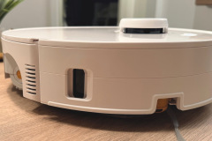 Mit gleichmäßigen Spaltmaßen, sauber verarbeiteten Kanten und einem Gehäuse ohne weiche Stellen hinterlässt der Qrevo Curv 2 Flow in der Verarbeitung einen tadellosen Eindruck. Kein Klappern, kein Wackeln, keine scharfen Kanten. (Foto: Testsieger.de)