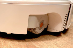 Die Wischwalze überzeugt im Test bei Kaffee, Tee und Ketchupflecken mit sehr guten Ergebnissen. Die Station reinigt sie nach jedem Einsatz gründlich, nach der Reinigung zeigt die Walze keinen erkennbaren Restschmutz. (Foto: Testsieger.de)