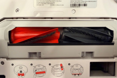 Die zweigeteilte Hauptbürste verhindert im Test das Verheddern von Haaren und Fasern zuverlässig. Im Zusammenspiel mit den zwei Seitenbürsten liefert der Roboter bei Haaren ein sehr gutes Reinigungsergebnis. (Foto: Testsieger.de)