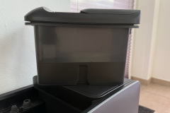 Der Abwassertank des Saros 20 fällt nicht besonders groß aus, dank des sparsamen Umgangs mit Wasser beim Wischen und der Padpflege kommt man jedoch problemlos über mehrere Reinigungsdurchgänge, ohne nachfüllen zu müssen. (Foto: Testsieger.de)