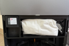 Der Staubbeutel der Dockingstation verschließt sich beim Entnehmen automatisch, während die integrierte Reinigungsmittelkammer dem Roboter beim Wischen gezielt Reinigungsmittel zugibt. (Foto: Testsieger.de)