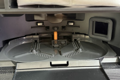 Das Moppwaschsystem in der Dockingstation reinigt die Wischpads mit bis zu 100 Grad heißem Wasser und trocknet sie anschließend mit 55 Grad warmer Luft, sodass weder Schimmel noch unangenehme Gerüche entstehen. (Foto: Testsieger.de)