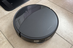 Das matte Kunststoffgehäuse des Saros 20 macht optisch einen soliden Eindruck und kommt ohne den bei vielen Konkurrenzmodellen üblichen Laserturm aus, was dem Gerät eine besonders flache Bauweise von nur 7,95 Zentimetern ermöglicht. (Foto: Testsieger.de)