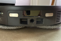 Statt eines klassischen Laserturms setzt der Saros 20 auf ein ausgeklügeltes Sensorsystem, das sich sowohl an der Front als auch an der Rückseite des Gehäuses verteilt und so eine lückenlose Rundum-Erkennung ermöglicht. (Foto: Testsieger.de)