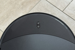 Die Bedienung am Gerät selbst beschränkt sich auf zwei Tasten für An/Aus und die Rückkehr zur Dockingstation, da der Saros 20 primär über die übersichtliche und funktionsreiche Roborock-App gesteuert wird. (Foto: Testsieger.de)