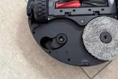 Die Wischpads des Saros 20 lassen sich seitlich ausfahren, wodurch der Roboter auch Randbereiche und Kanten deutlich besser erreicht als Modelle mit fest montierten Mopps. (Foto: Testsieger.de)