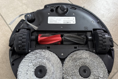 Die Unterseite des Saros 20 zeigt das komplette System aus zwei Wischpads und dem Dual-Bürstensystem mit roter und schwarzer Bürste, das auf Teppichen mit 36.000 Pascal HyperForce-Saugkraft überzeugt. (Foto: Testsieger.de)