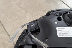 Die rotierende Seitenbürste des Saros 20 nimmt auf Hartböden fast jeden Schmutz auf, fährt jedoch nicht konsequent in kleinere Ecken aus, was dort gelegentlich zu ungesaugten Stellen führt. (Foto: Testsieger.de)