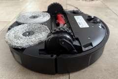 Mit angehobenem Chassis ist der Lift-Mechanismus des Saros 20 deutlich sichtbar, der das Gerät für den Übergang auf höhere Teppiche anhebt, dabei aber manchmal zu aggressiv reagiert. (Foto: Testsieger.de)