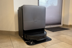 In der vollautomatischen Dockingstation dockt der Saros 20 zuverlässig ein und übergibt alle weiteren Schritte, von der Staubentleerung über die Moppreinigung bis zur Trocknung, komplett an die Station. (Foto: Testsieger.de)