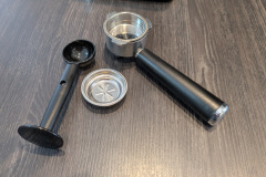 Zubehör im Lieferumfang: Mit Siebträger, Einsätzen für eine oder zwei Tassen sowie Portionierlöffel mit Tamper ist alles für den Start dabei. (Foto: Testsieger.de)