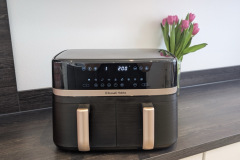 Mit ihrem schlichten Design in Schwarz und gebürstetem Silber-Finish macht die SatisFry optisch eine gute Figur, verlangt durch ihre Größe aber nach reichlich Stellfläche. (Foto: Testsieger.de).