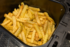 Beim TK-Pommes-Test gelingen die Pommes außen knusprig und innen durchgegart, auch wenn die Bräunung nicht ganz gleichmäßig ausfällt. (Foto: Testsieger.de).