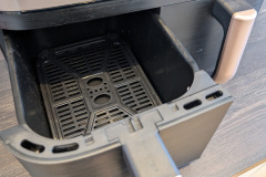 Die Garkörbe lassen sich leicht herausnehmen und wieder einsetzen, was die Handhabung im Alltag angenehm unkompliziert macht. (Foto: Testsieger.de).