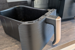 Die stabile Bauweise erleichtert das Einsetzen und Herausnehmen des Korbs, auch wenn der Kunststoff insgesamt eher dünn wirkt. (Foto: Testsieger.de).