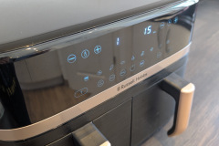 Das digitale Touch-Display reagiert im Test präzise und zuverlässig, auch wenn die Bedienlogik an einzelnen Stellen etwas Eingewöhnung verlangt. (Foto: Testsieger.de).