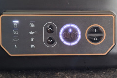 Die Kombination aus beleuchteten Anzeigen und haptischen Tasten sorgt für eine insgesamt intuitive und zuverlässige Bedienung im Alltag. (Foto: Testsieger.de)