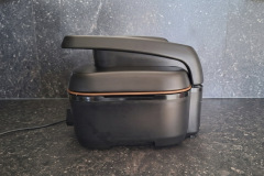 Bei geöffnetem Deckel benötigt das Gerät deutlich mehr Platz, was bei der Aufstellung unbedingt berücksichtigt werden sollte. (Foto: Testsieger.de)