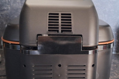 Die warme Abluft wird nach hinten abgeführt, weshalb ausreichend Abstand zu empfindlichen Gegenständen notwendig ist. (Foto: Testsieger.de)