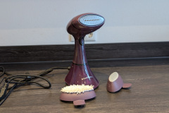 Kompakt und handlich: Der Russell Hobbs Steam Genie Colour Control kommt mit zwei Aufsätzen für empfindliche Stoffe und Polster. (Foto: Testsieger.de)