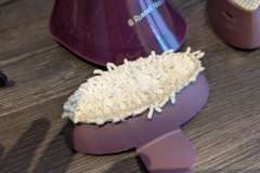 Der Polsteraufsatz eignet sich besonders für Möbel oder dickere Textilien – die Borsten helfen, den Dampf gleichmäßig zu verteilen. (Foto: Testsieger.de)