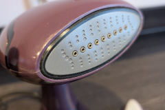 Die Keramiksohle sorgt für gleichmäßige Dampfabgabe und macht einen hochwertigen Eindruck. (Foto: Testsieger.de)