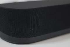 Sennheiser AMBEO Soundbar Plus Nahaufnahme Stoffgitter