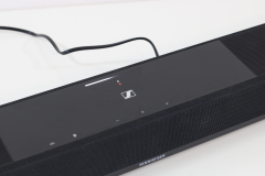 Sennheiser AMBEO Soundbar Plus Nahaufnahme Bedienleiste auf Oberseite
