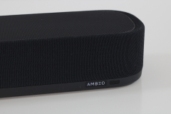 Sennheiser AMBEO Soundbar Plus Nahaufnahme rechte Seite mit leuchtendem Ambeo-Schriftzug