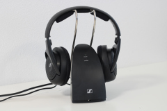 Sennheiser RS 120-W TV-Kopfhörer auf Ladestation Frontalansicht
