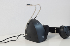 Sennheiser RS 120-W TV-Kopfhörer Ladestation, Kopfhörer liegt daneben