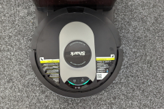 Shark AI360 Self-Empty Saugroboter RV2500SEU Ansicht des Roboters von Oben während des Ladevorgangs