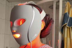 Stabil statt flexibel: Die robuste Hardshell-Bauweise sitzt im Sitzen am sichersten und wirkt hochwertig verarbeitet, auch wenn sie weniger nachgiebig ist als Softmasken. (Foto: Testsieger.de).