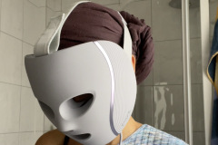 Klare Form klare Funktion: Die feste Schale zeichnet die Gesichtsform deutlich nach und die definierten Öffnungen reduzieren Blendwirkung und sorgen für ausreichend Luft. (Foto: Testsieger.de).