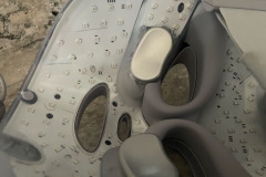 Kühlung mit Konsequenz: Die Metall Kühlpads erfrischen die Partie unter den Augen, blockieren dort aber dauerhaft die LED Bestrahlung, selbst wenn die Kühlung deaktiviert bleibt. (Foto: Testsieger.de).