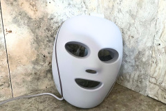 Solide und sauber verarbeitet: Die CryoGlow wirkt robust, steht stabil und zeigt die fest definierten Aussparungen für Augen Mund und Nase. (Foto: Testsieger.de).