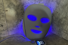 Kombinierte LED Bestrahlung als Eyecatcher: Die CryoGlow leuchtet die Hauptflächen des Gesichts großflächig aus, während Augenpartie und Kühlpads von der LED Behandlung ausgenommen bleiben. (Foto: Testsieger.de).