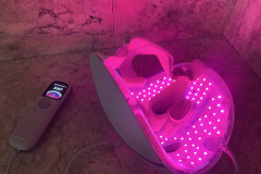 Die Maske ist per Kabel mit der Fernbedienung verbunden, Programme sind intuitiv wählbar und der Fortschritt der Anwendung bleibt jederzeit klar ablesbar. (Foto: Testsieger.de).