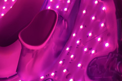 Die Metall Kühlpads unter den Augen sorgen für den Frische Effekt, blockieren dort aber dauerhaft die LED Wirkung, selbst wenn die Kühlung nicht genutzt wird. (Foto: Testsieger.de).