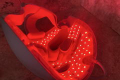 Die LEDs bestrahlen die Haut ohne direkten Kontakt und zielen laut Testkonzept auf Beruhigung und ein glatter wirkendes Hautbild ab. (Foto: Testsieger.de).