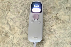Komfortable Steuerung im Alltag: Die Fernbedienung ist übersichtlich aufgebaut, zeigt den Behandlungsfortschritt deutlich an und sitzt als Akku Einheit direkt am Kabel. (Foto: Testsieger.de).