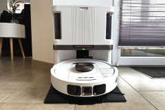 Der Shark PowerDetect NeverTouch Pro 2-in-1 Saug- und Wischroboter steht in seiner vollautomatischen Reinigungsstation. Das Modell in Weiß mit silbernen Akzenten ist dezent designt und fügt sich nahtlos in moderne Wohnräume ein. (Foto: Testsieger.de)