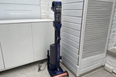 Mit seiner schlanken Silhouette und der hochwertigen Verarbeitung macht der Shark PowerDetect Speed auch sichtbar in der Absaugstation einen guten Eindruck. (Foto: Testsieger.de)