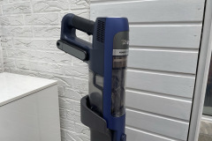 Das Handteil sitzt sauber in der Station und zeigt die kompakte Bauweise des angenehm leichten Akku-Stielsaugers. (Foto: Testsieger.de)