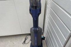 Dank flexiblem Rohr kommt der Shark PowerDetect Speed gut unter viele Möbel, bleibt in engen Kurven aber nicht ganz perfekt. (Foto: Testsieger.de)