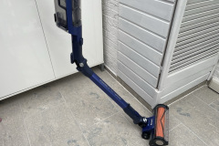 Das Knickgelenk am Saugrohr erleichtert die Reinigung unter Möbeln und sorgt für mehr Wendigkeit im Alltag. (Foto: Testsieger.de)