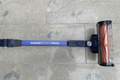 Das schlanke Saugrohr und die flache Düse zeigen, warum der Sauger im Alltag leicht zu führen ist. (Foto: Testsieger.de)